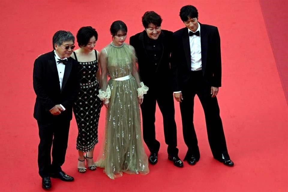 El director japonés Hirokazu Kore-eda, las actrices surcoreanas Lee Joo-Young y Lee Ji-Eun, los actores surcoreanos Song Kang-Ho y Gang Dong-Won llegaron a la ceremonia del cierre de Cannes.
