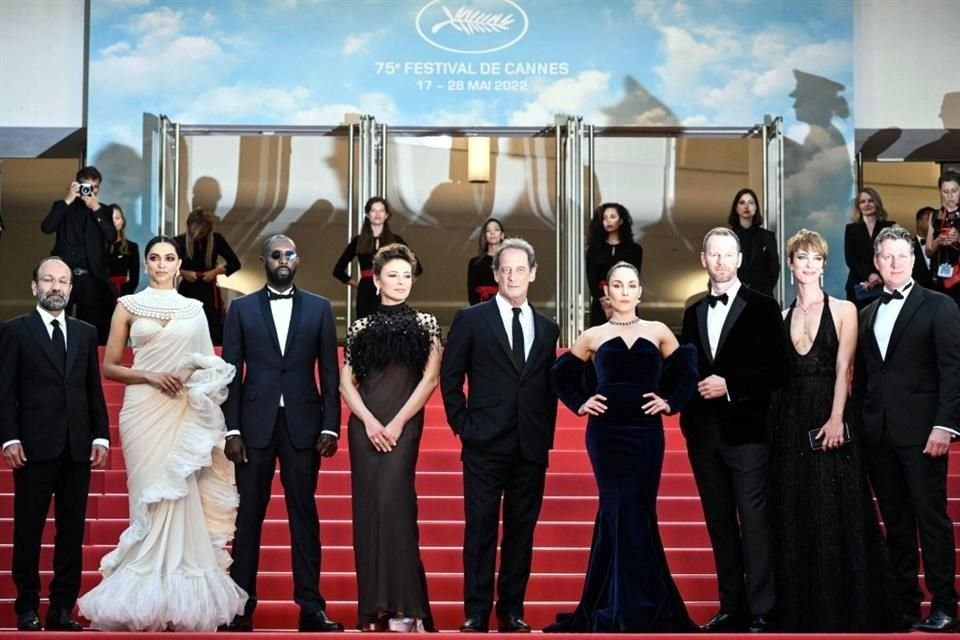 El presidente del jurado del Festival de Cannes Vincent Lindon posa junto a otros miembros: Asghar Farhadi, Deepika Padukone, Ladj Ly, Jasmine Trinca, Noomi Rapace, Joachim Trier y Rebecca Hall.