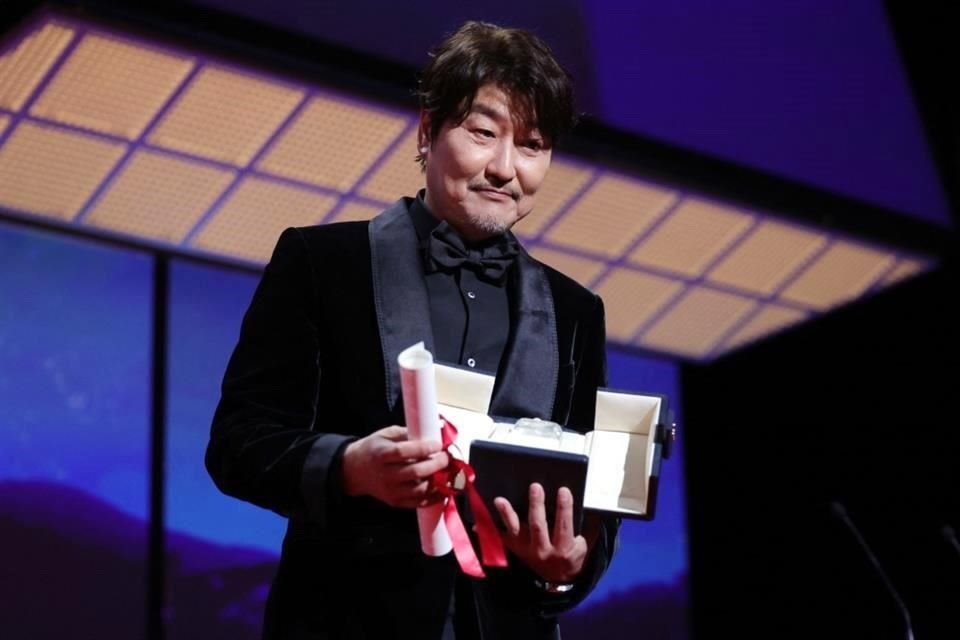 El coreano Song Kang Ho, quien hace un año sorprendiera en el filme 'Parásitos', fue galardonado como mejor actor en Cannes por 'Broker'.