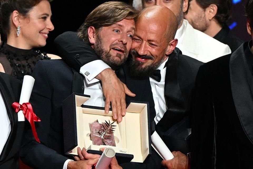 La sátira social de Ruben Ostlund 'Triangle of Sadness' recibió la Palma de Oro en el 75º Festival de Cine de Cannes .