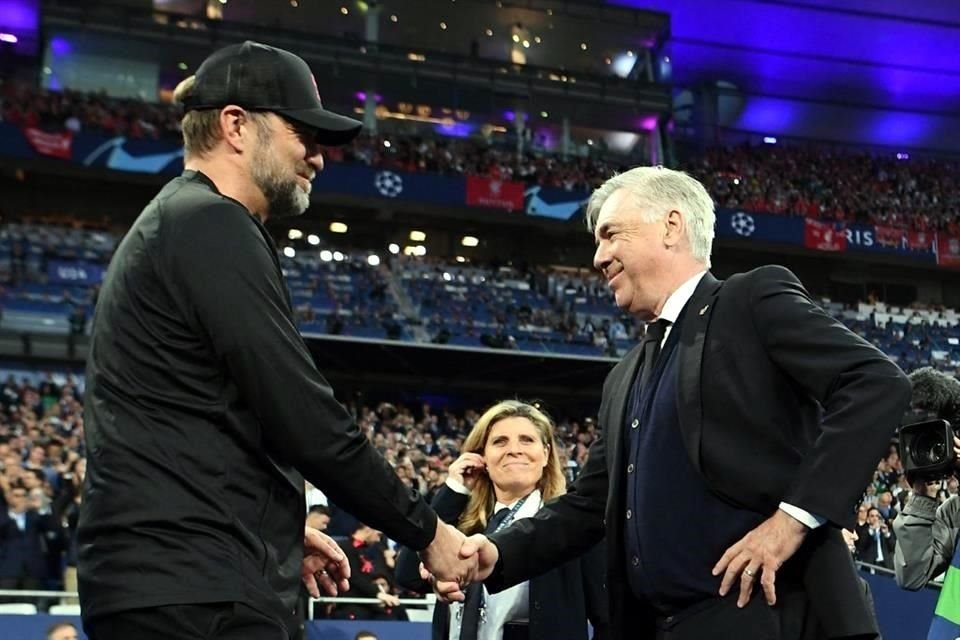 El saludo de Jürgen Klopp (izq.) y Carlo Ancelotti previo al comienzo del encuentro.