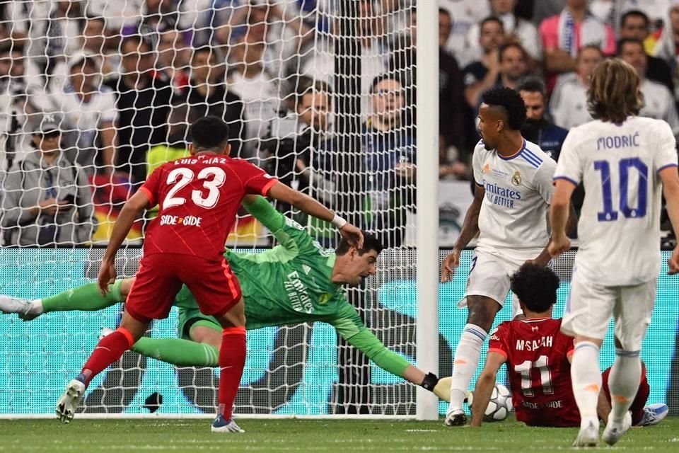 Thibaut Courtois salvó al Real Madrid en dos claras ocasiones de los ingleses en la primera parte.