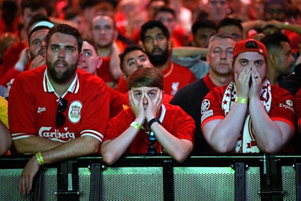 El rostro de la decepción de unos seguidores ingleses reunidos en Liverpool.