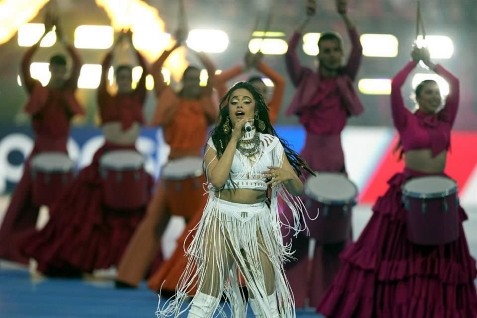 La cantante cubana Camila Cabello deslumbró al público con un espectáculo previo a la gran final de la Champions League, en París.