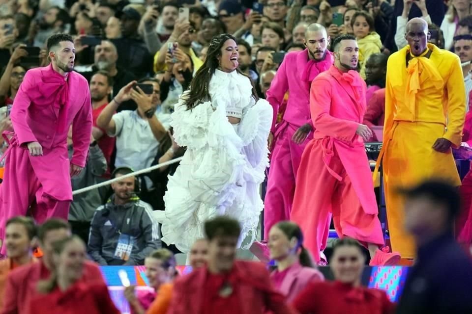 La cantante cubana Camila Cabello se mostró feliz y enérgica en su show previo a la gran final de la Champions League, en París.