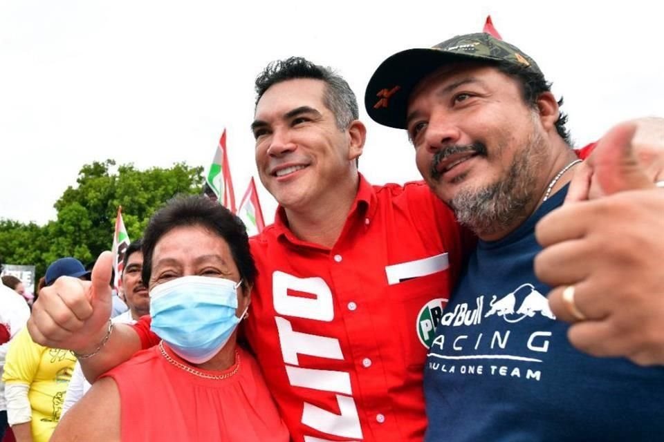 Pese a que la FGR lo indaga por enriquecimiento y lavado, Alito Moreno, líder del PRI, hizo campaña en Quintana Roo junto a la candidata Leslie Hendricks.