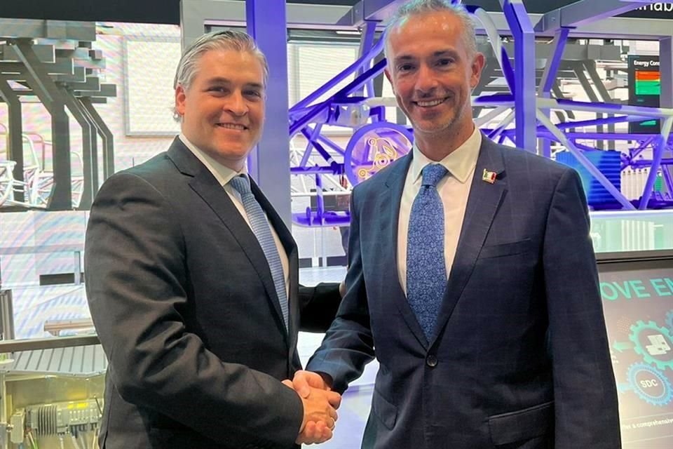 Iván Rivas (iq,), Secretario de Economía de NL, y Alejandro Preinfalk, CEO de Siemens México, Centroamérica y el Caribe.