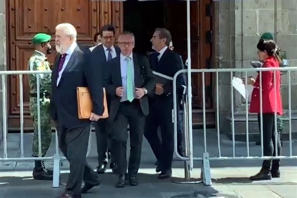 Héctor Grisi a su salida de Palacio, acompañado del jurista Javier Quijano.