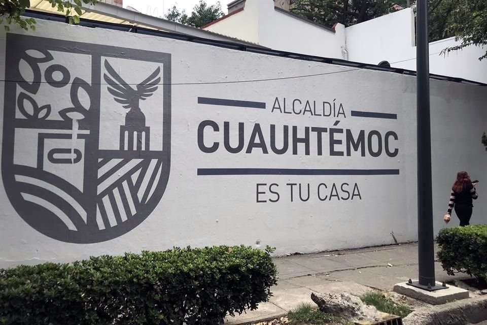 Usuarios de redes sociales y vecinos de la Cuauhtémoc denunciaron que otro mural fue borrado y suplantado por los colores de la Alcaldía.