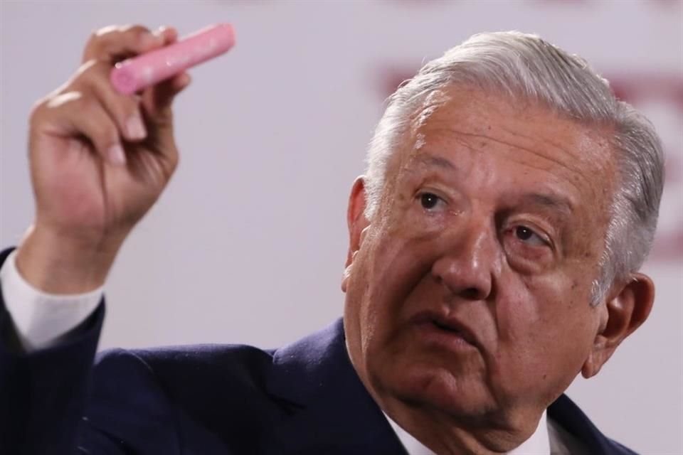 Andrés Manuel López Obrador, Presidente de México, muestra un vapeador en la conferencia matutina.