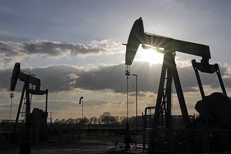 Las sanciones occidentales han comenzado a afectar la producción de petróleo de Moscú, señaló The Wall Street Journal.