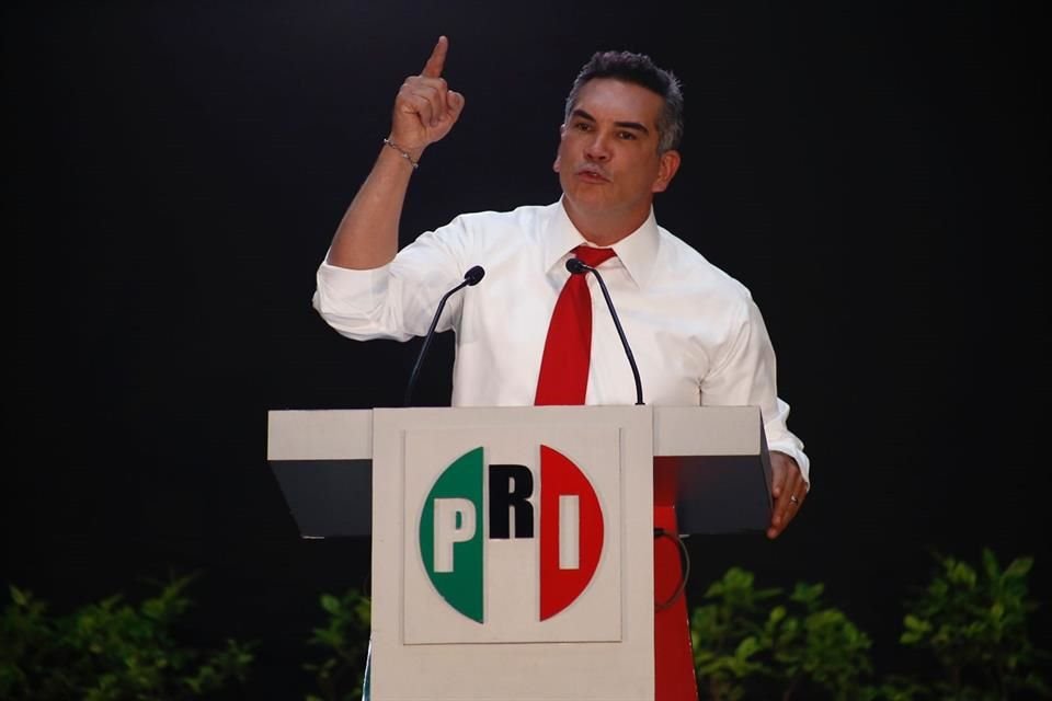 Alejandro Moreno, lder del PRI, fue exhibido en trama para evadir al fisco y simular venta de terrenos donde involucra a vecinos y esposa.