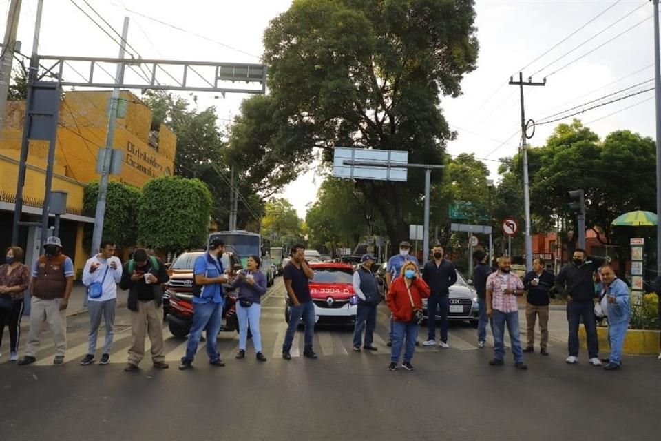 Bloqueo de transportistas en Taxqueña y Canal de Miramontes.