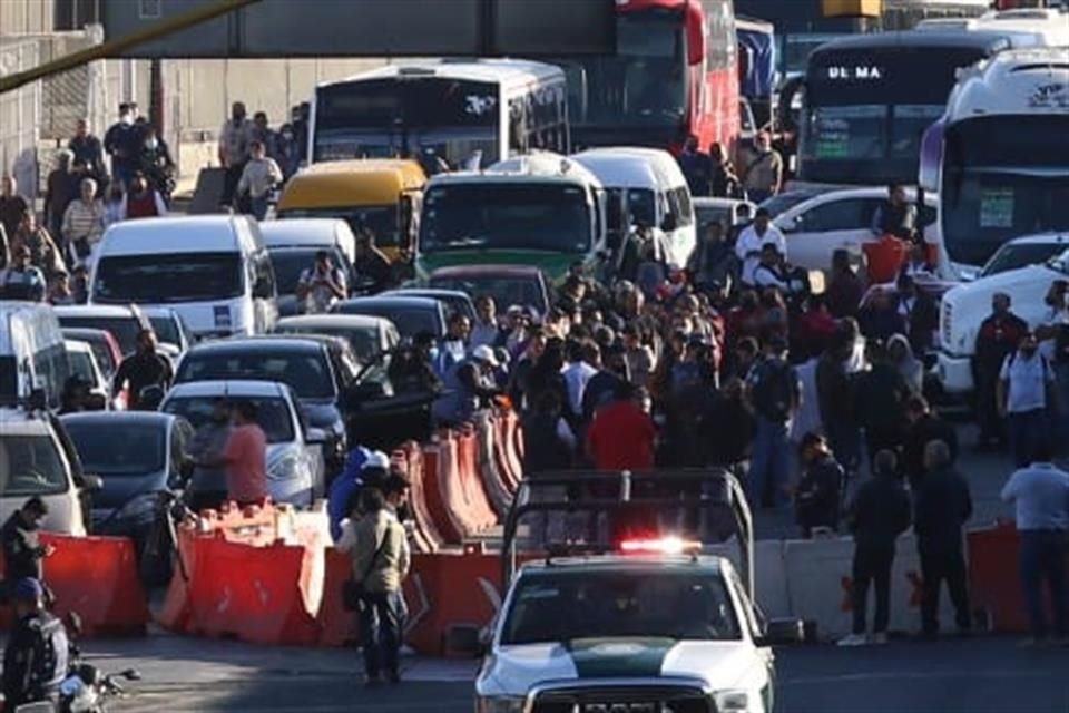 Transportistas bloquean distintas vialidades en la CDMX ante la exigencia de un ajuste al monto de las tarifas del transporte público.
