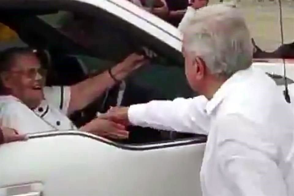 En su visita a Badiraguato, Sinaloa, en marzo de 2020, el Presidente López Obrador fue captado saludando de mano a María Consuelo Loera Pérez, madre del ex líder del Cártel de Sinaloa.