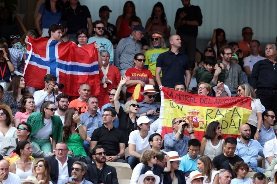 Aficionados mostrando su apoyo a ambos tenistas.