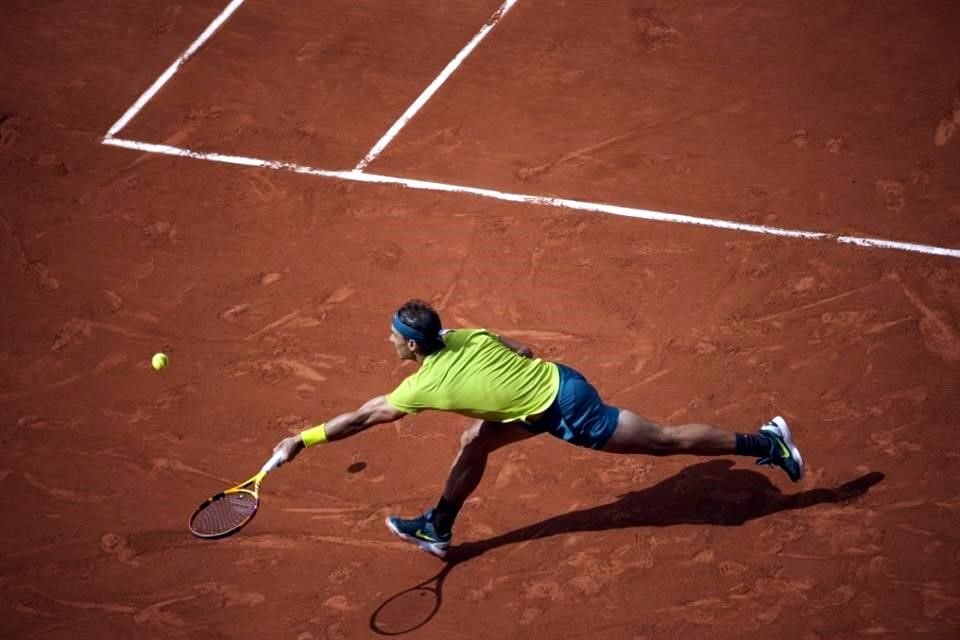 Rafael Nadal exigiéndose a tope para alcanzar esta pelota.