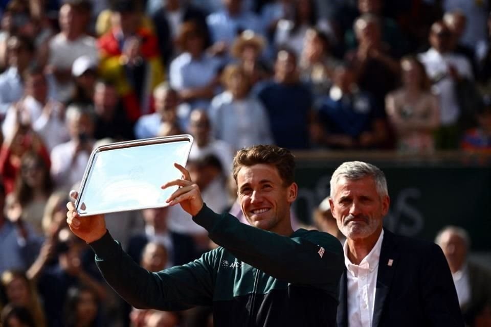 Casper Ruud se mostró sonriente tras finalizar el partido, en donde reconoció a Rafael Nadal.