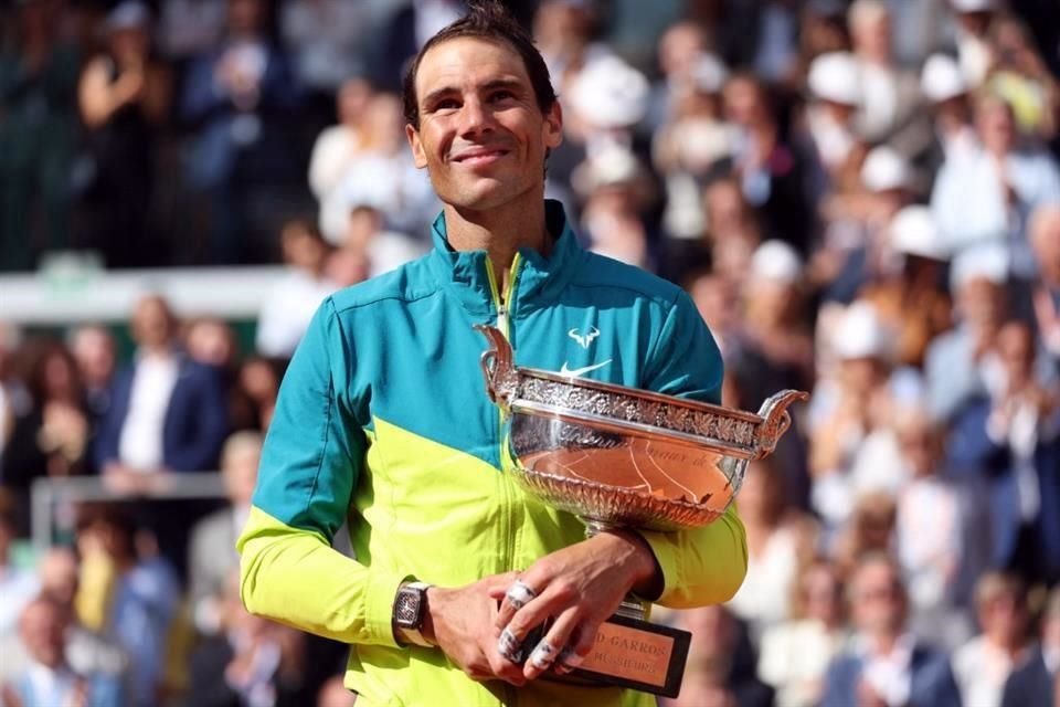 Rafael Nadal y su sonrisa de satisfacción de haber conquista una edición más de Roland Garros.