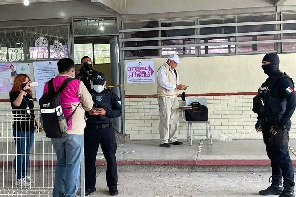 Policías estatales acudieron a la Secundaria 'Francisco J. Mújica', de la Colonia Ribereña, en Reynosa, tras reportarse el robo de urnas.
