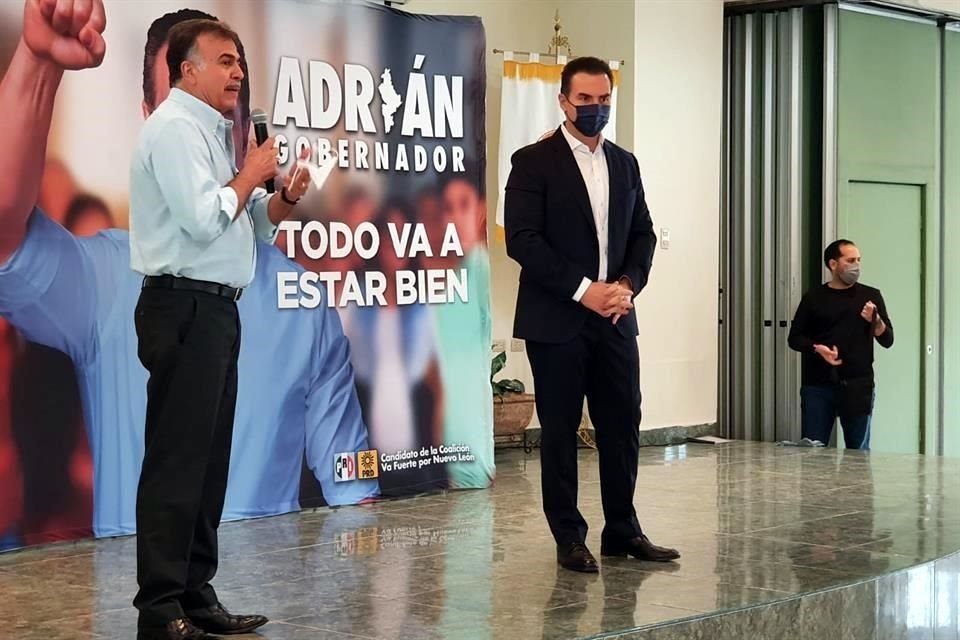 Para Adrián de la Garza, candidato de la coalición PRI- PRD a la Gubernatura, el señalamiento que el Presidente hizo hoy sobre la Tarjeta Rosa es una evidencia de que apoya a Samuel García.