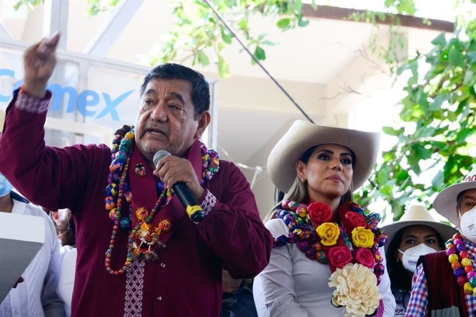 Félix Salgado dirige un mensaje durante el acto de campaña de su hija.