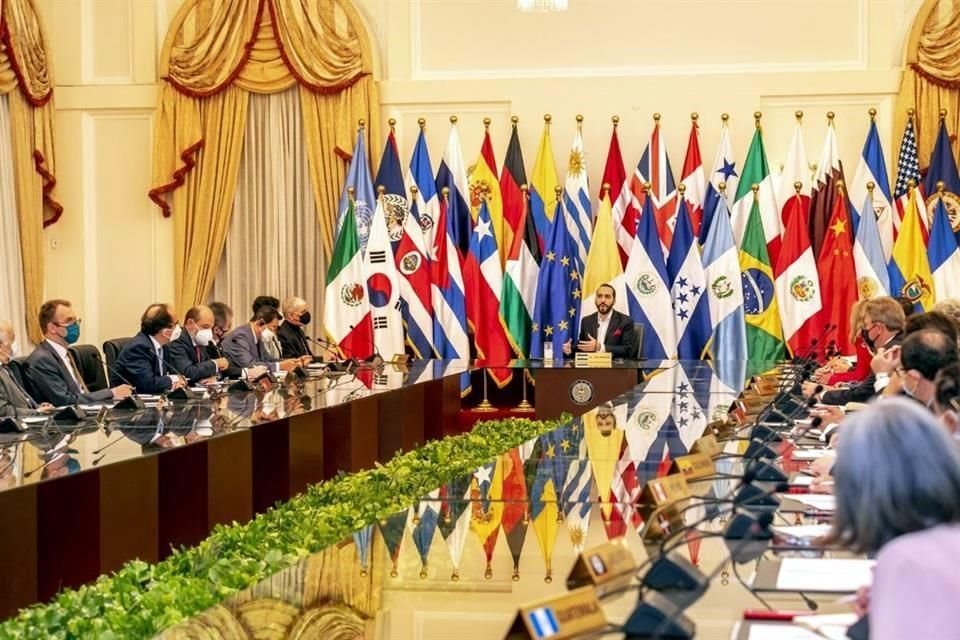 En reunión privada, que luego exhibió en TV, Presidente de El Salvador reclamó a embajadores por críticas internacionales que ha recibido.