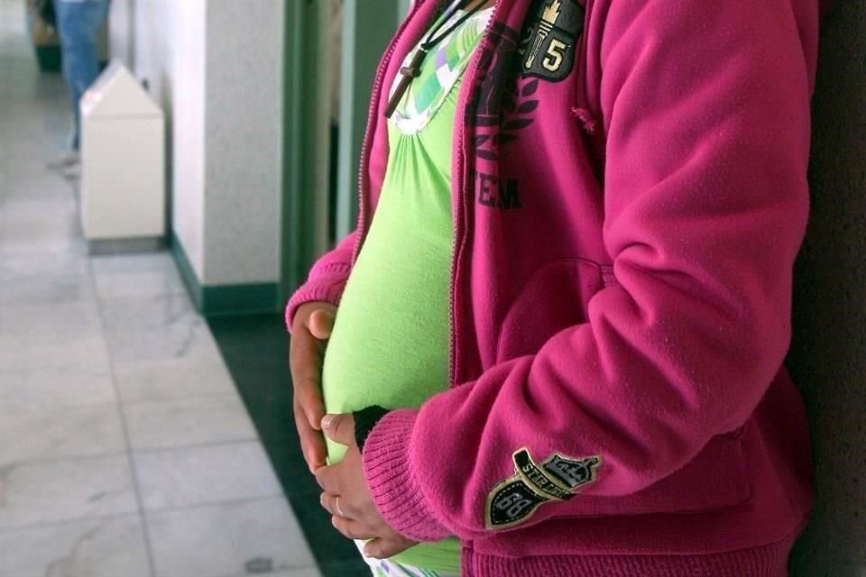 El embarazo adolescente, añadió, abre brechas a nivel profesional, pues sólo el 6.8 por ciento de las madres de este sector etario llega a un nivel profesional.