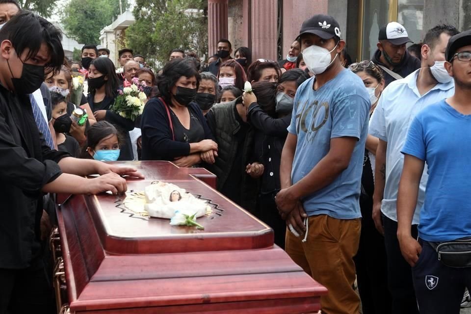 Antes de enterrar a Juan Luis, víctima del colapso en Línea 12, los mariachis le cantaron mientras su familia gritaba ¡justicia! y lanzaban flores a su tumba.