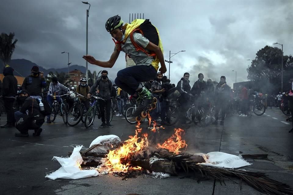 Un manifestante patina por las calles de Bogotá.
