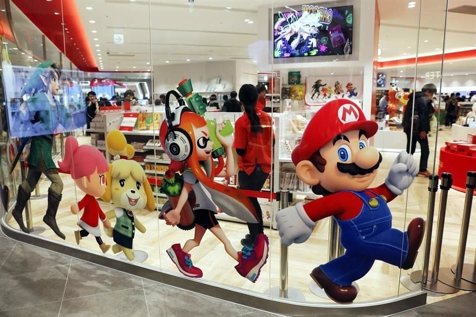Personajes de Nintendo, incluyendo Mario, son vistos en su tienda oficial en Tokio.