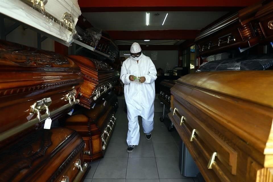 Trabajador de una funeraria en la Ciudad de Mxico.