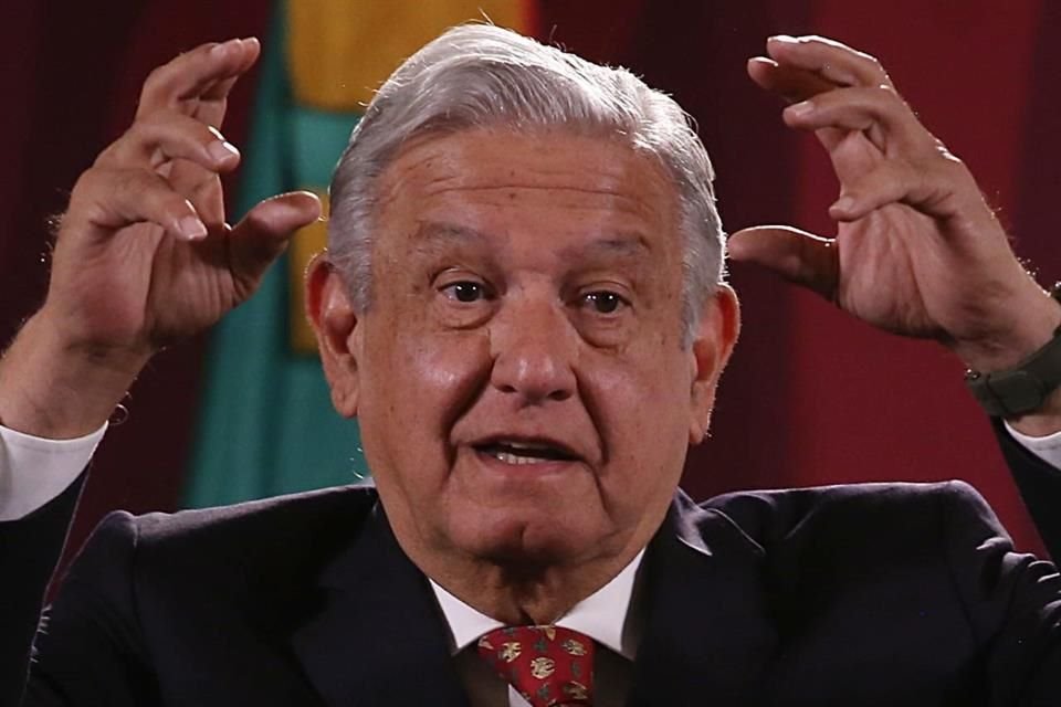 López Obrador utilizó esta mañana un diseño de corbata que parece ser su favorito y que usa en ocasiones muy especiales, elaborada por la firma mexicana Pineda Covalin.