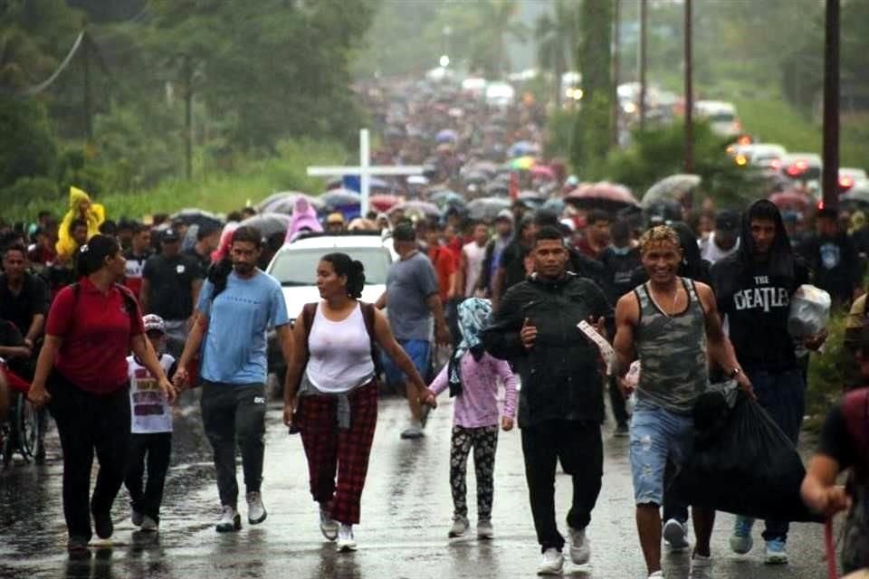 Un grupo de varios migrantes partió bajo la lluvia en caravana de Tapachula hacia San Cristóbal de Las Casas y Tuxtla Gutiérrez, en Chiapas.