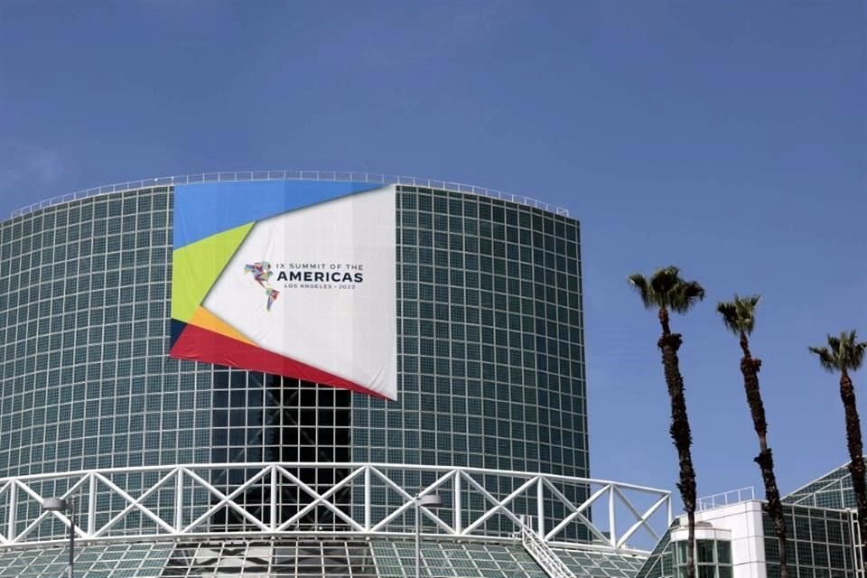 Vista del cartel de La Cumbre de las Américas en el Centro de Convenciones de Los Ángeles.