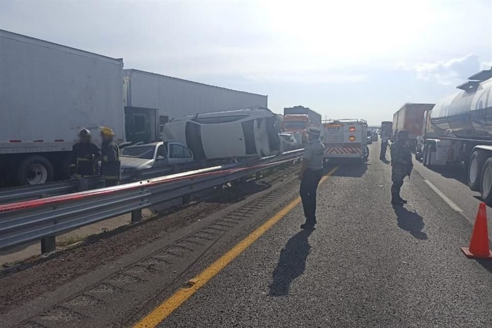 Un accidente vial en la Autopista Puebla-Orizaba, dejó un saldo de dos muertos y una decena de lesionados, según reportes preliminares.