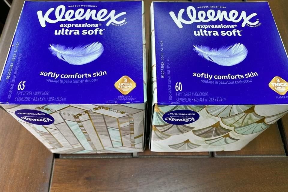Dos cajas de pañuelos Kleenex donde se muestra la menor cantidad.