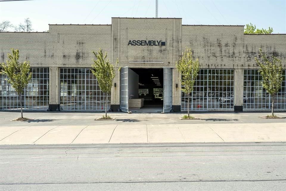 El centro de arte Assembly se ubica en el 397 Broadway, de Monticello, Nueva York.
