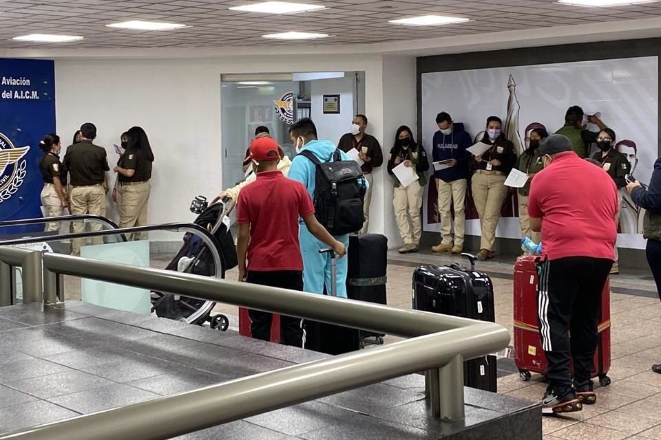Tras denuncias de corrupción contra mandos, agentes del Instituto Nacional de Migración fueron citados por la Comandancia General del Aeropuerto Internacional de la Ciudad de México.