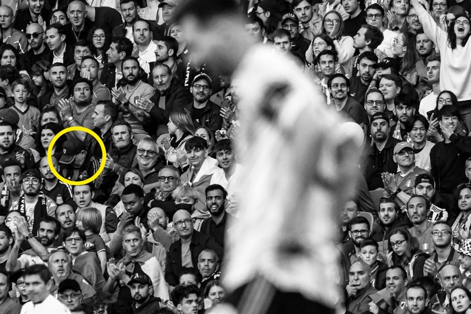 Es una fotografía de Lionel Messi fuera de foco y detrás de él aparecen decenas de personas en la tribuna, entre ellas, al que los aficionados han identificado como la aparición de Maradona.