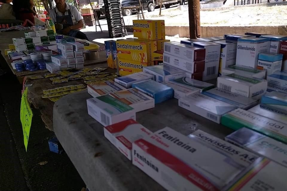 En Guadalajara, para conseguir los medicamentos basta ir al tianguis en donde comercializan hasta los que requieren receta médica.