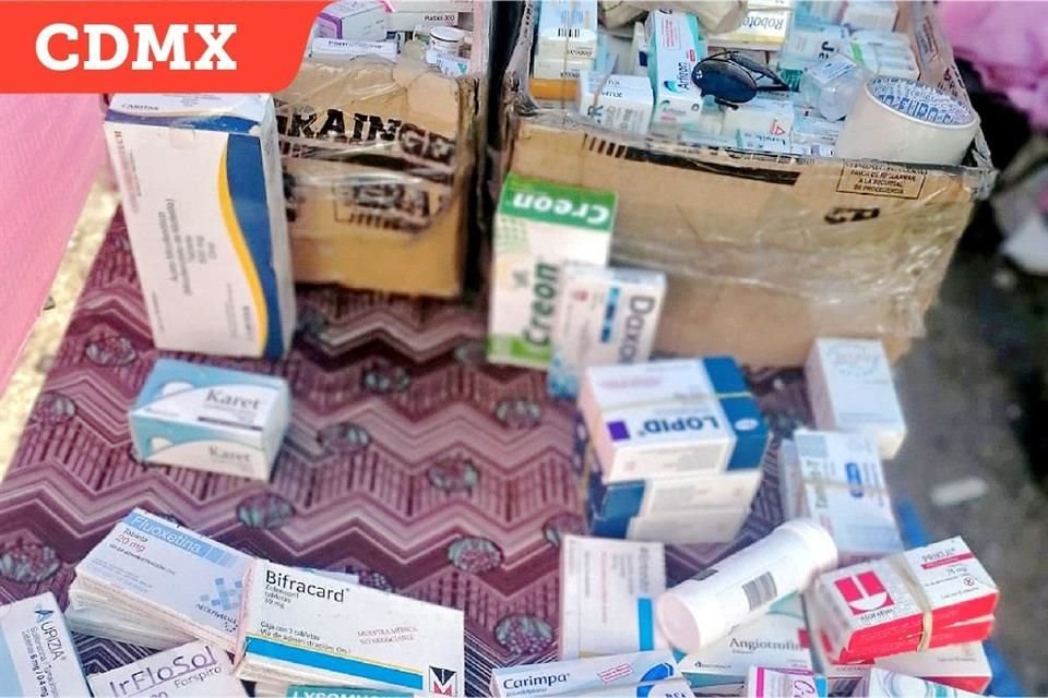 En el tianguis 'Las Torres', en Iztapalapa, se hallaron al menos 11 puntos de comercio irregular de medicamentos.