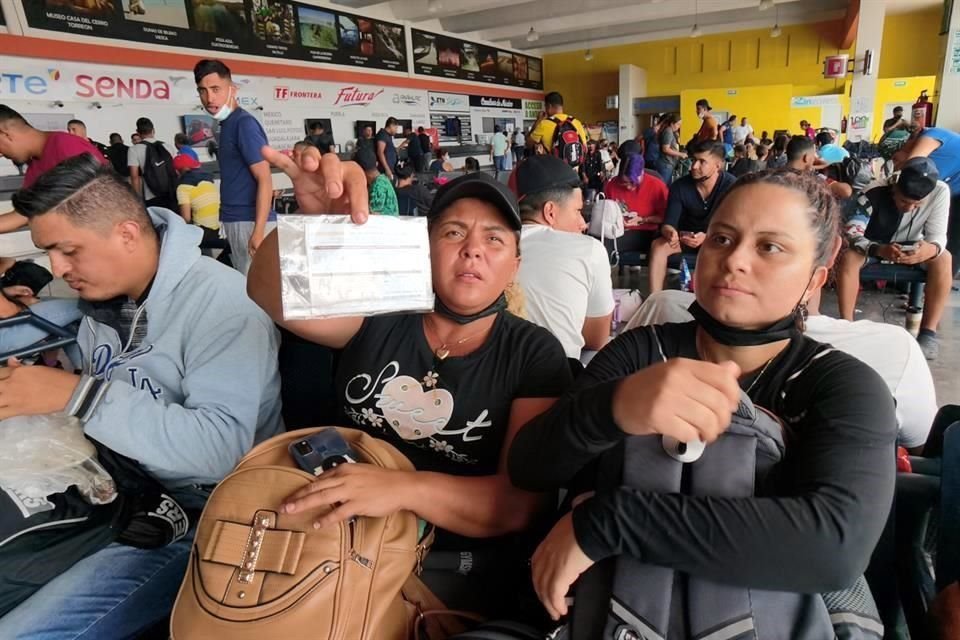 Gabriela Mendoza, migrante venezolana, denunci que policas y supuestos agentes del Instituto Nacional de Migracin la bajaron a ella y a su familia de un autobs que iba hacia Acua.