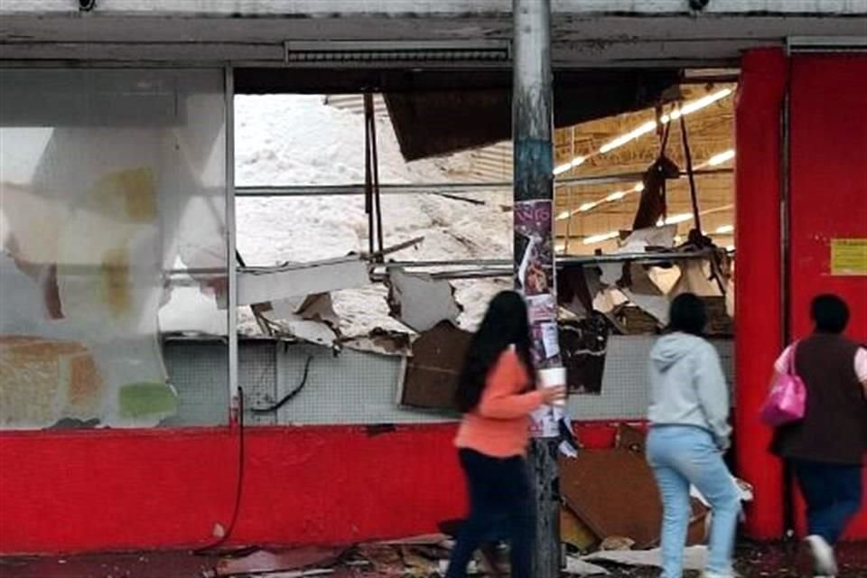 Tras fuerte granizada en el sur y oriente de CDMX, en la zona de Mixcoac, BJ, se reportó el desplome de una parte del techo de un supermercado