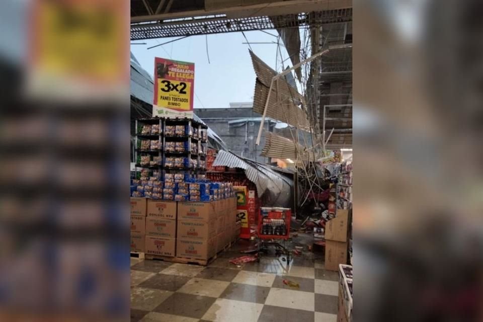 Las fuertes lluvias y granizadas en CDMX provocaron el colapso de una parte del techo de un supermercado en Mixcoac, en la Alcaldía Benito Juárez.