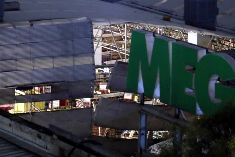 Las fuertes granizadas en CDMX provocaron el colapso de una parte del techo de un supermercado en Mixcoac, en la Alcaldía Benito Juárez.