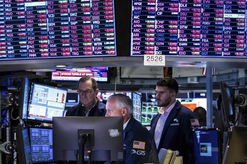 En Estados Unidos el Dow Jones logró cerrar con una ganancia de 0.56 por ciento mientras que el Standard & Poor´s y el Nasdaq retrocedieron 0.88 y 2.05 por ciento, respectivamente.