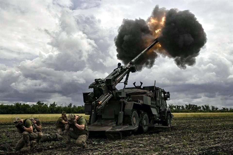 Soldados ucranianos disparan hacia posiciones rusas en la línea de frente en la región oriental del Donbás.