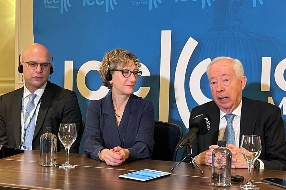 Alexander Fessas, secretario general de la Corte Internacional de Arbitraje de la ICC; Claudia T. Salomon, presidenta del mismo organismo, y Claus von Wobeser, presidente de ICC México.