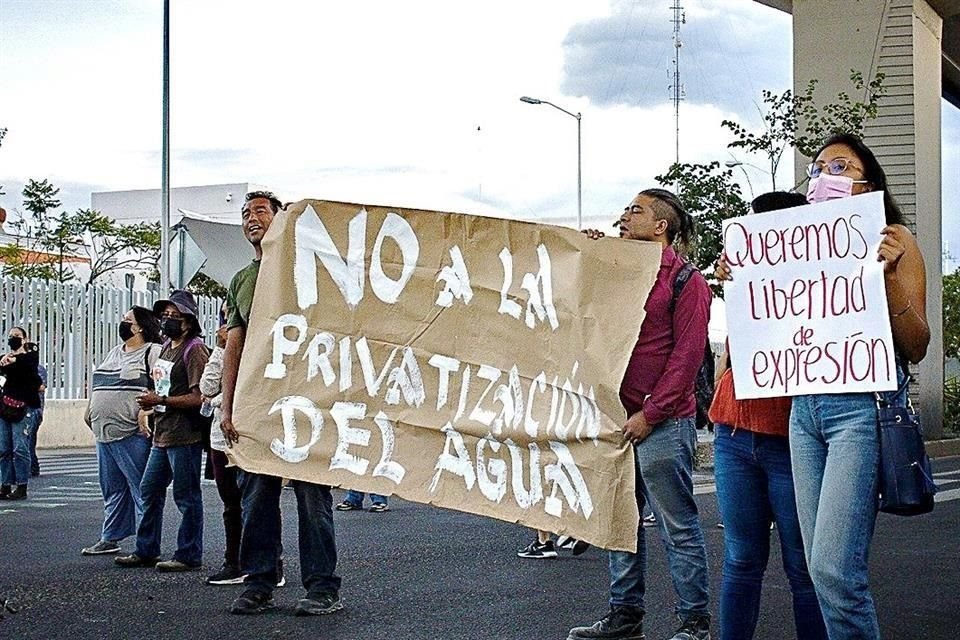 En Querétaro, las protestas han sido contra la nueva Ley que Regula la Prestación de los Servicios de Agua Potable, Alcantarillado y Saneamiento del Estado de Querétaro.